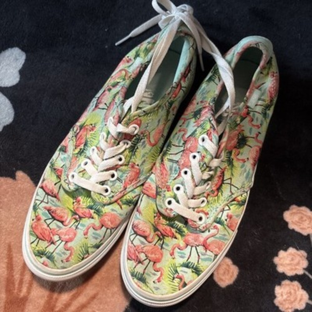 Women’s Size 9 VANS Lace Up Sneakers with Flamingos Great Condition